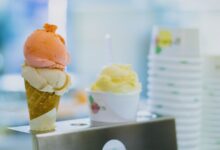 Bochas de helado artesanal de distintos sabores en una heladería