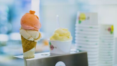 Bochas de helado artesanal de distintos sabores en una heladería