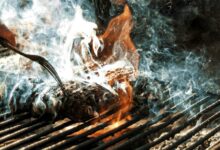 Carne a la parrilla con fuego y humo