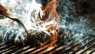 Carne a la parrilla con fuego y humo