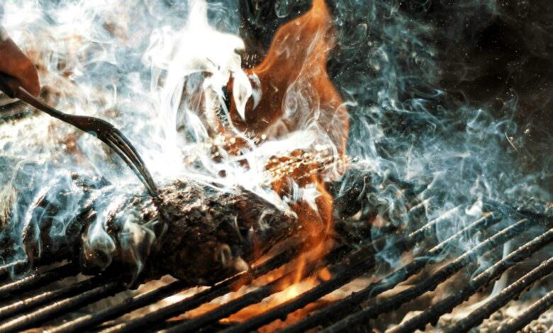 Carne a la parrilla con fuego y humo