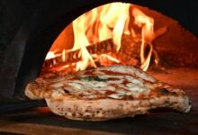 Pizza con queso fundido y salsa de tomate