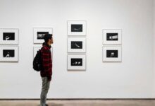 Visitante observa fotografías en una galería de arte