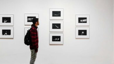 Visitante observa fotografías en una galería de arte