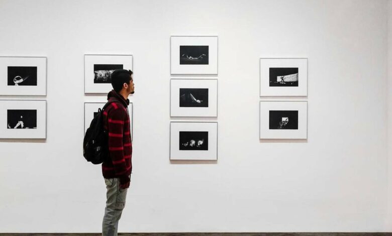 Visitante observa fotografías en una galería de arte