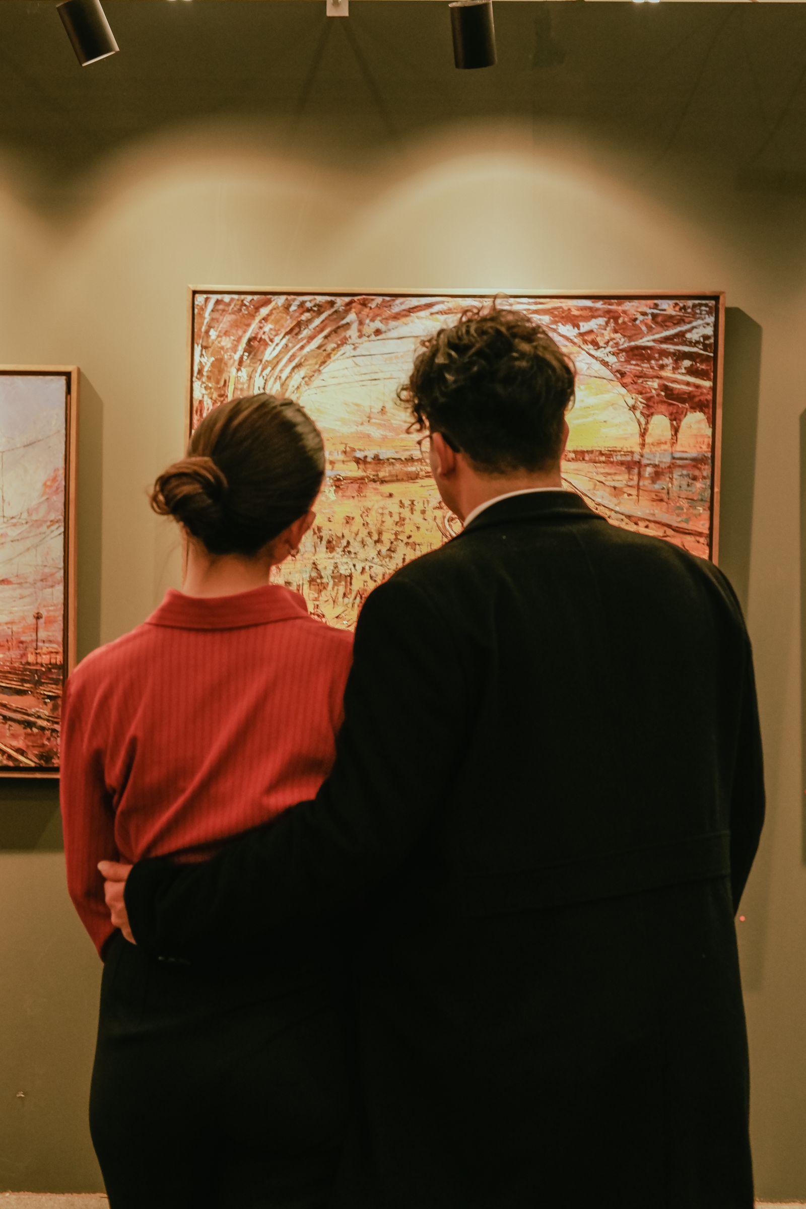 Pareja admira una pintura en un museo