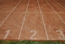 Carriles numerados de una pista de atletismo al aire libre