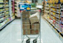 Changuito de compras en el pasillo de un supermercado