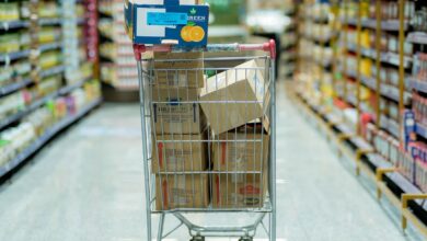 Changuito de compras en el pasillo de un supermercado