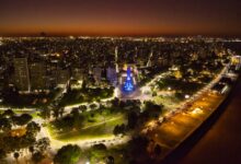 Vista aérea nocturna de la costa central de Rosario con el Monumento a la Bandera iluminado junto al río Paraná