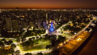 Vista aérea nocturna de la costa central de Rosario con el Monumento a la Bandera iluminado junto al río Paraná