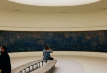 Personas recorriendo una sala de un museo de arte