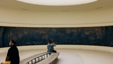 Personas recorriendo una sala de un museo de arte