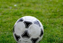 Pelota de fútbol sobre el césped de una cancha