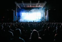 Público en un recital al aire libre de noche