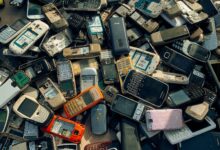 Pila de teléfonos celulares viejos y en desuso acumulados para reciclaje