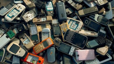 Pila de teléfonos celulares viejos y en desuso acumulados para reciclaje