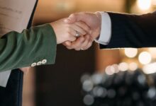 Dos personas se dan la mano en una reunión de negocios
