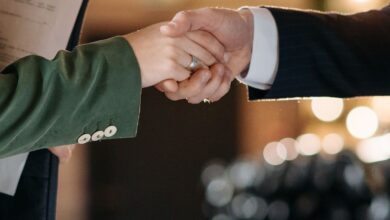 Dos personas se dan la mano en una reunión de negocios