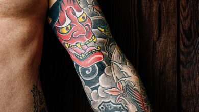 Brazo de hombre con una manga de tatuajes a color
