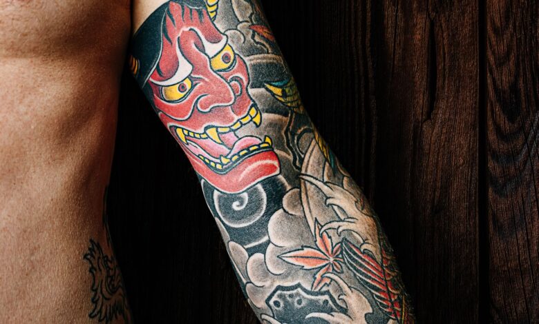 Brazo de hombre con una manga de tatuajes a color
