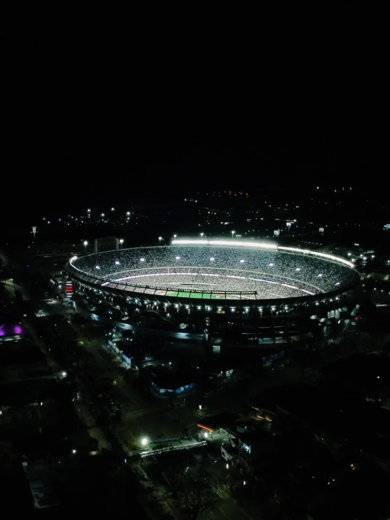 Vista aérea de noche del Estadio Monumental lleno de hinchas durante la despedida de Messi.