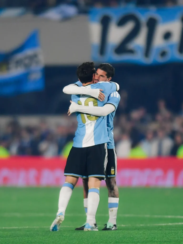 Messi abraza a un compañero de la Selección durante el partido de despedida.