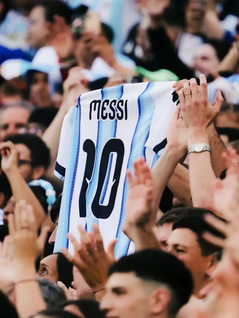 Hincha levanta una camiseta argentina con el nombre Messi y el 10 en la tribuna del Monumental durante la despedida.