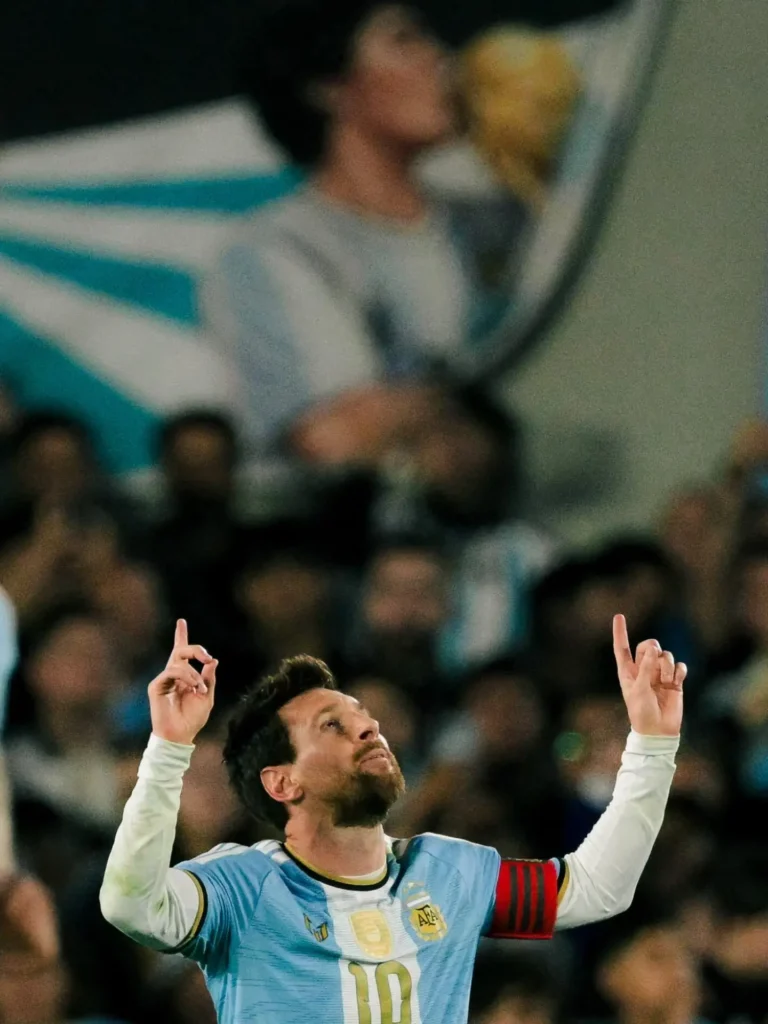 Messi con los dos índices apuntando al cielo en el festejo de su gol de penal ante Benín.