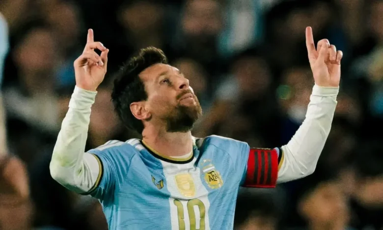 Messi con los dos índices apuntando al cielo en el festejo de su gol de penal ante Benín.