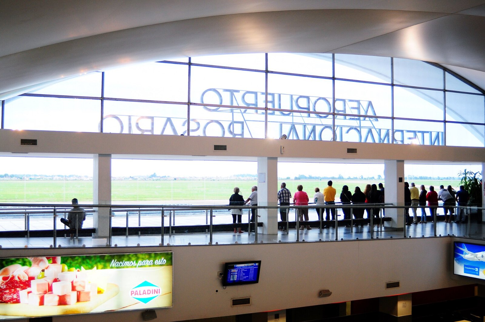 Terminal del Aeropuerto Internacional de Rosario vista desde el estacionamiento