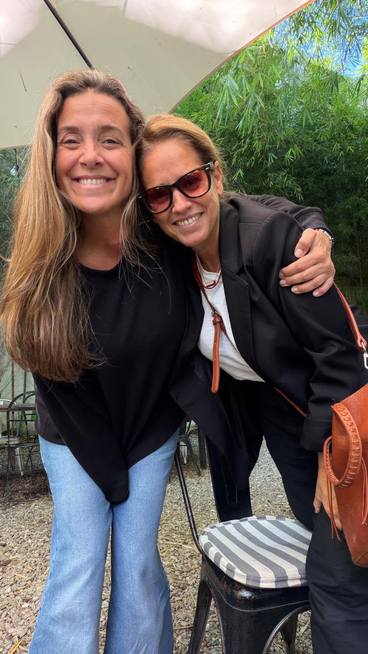 Agustina Lo Celso y Cecilia Ochoa, abrazadas y sonriendo, a cargo del encuentro Re-escribirse a los 50 en Rosario