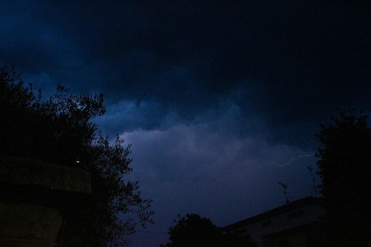 Cielo oscuro de tormenta con un rayo a lo lejos