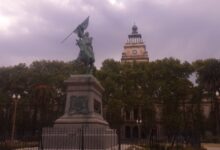 Plaza San Martín de Rosario bajo un cielo nublado