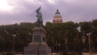 Plaza San Martín de Rosario bajo un cielo nublado