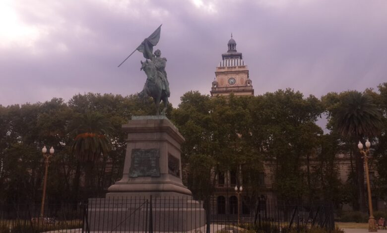 Plaza San Martín de Rosario bajo un cielo nublado