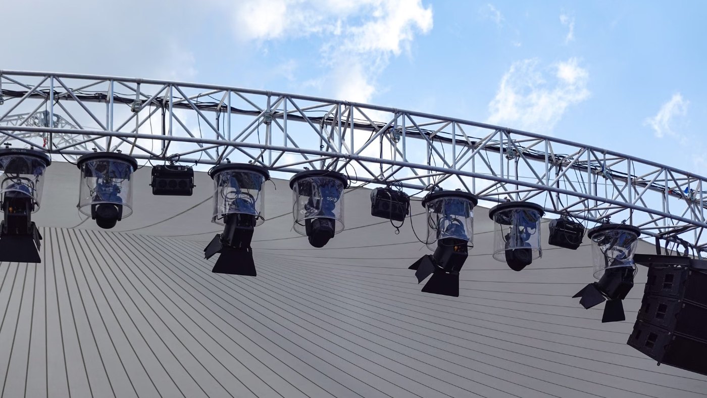 Estructura de luces de un escenario al aire libre