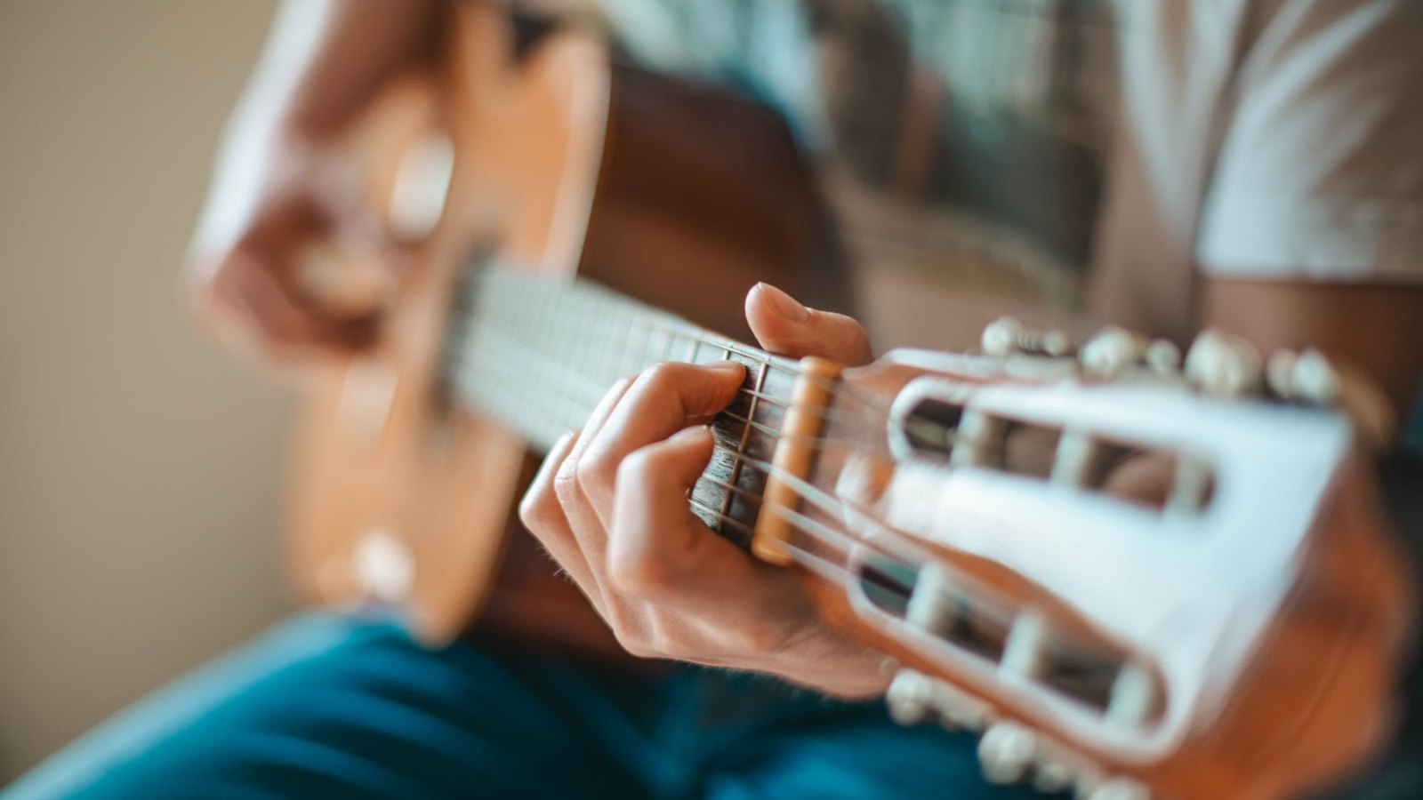 Manos tocando una guitarra criolla