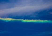 Arco circunhorizontal o arcoíris de fuego: una franja de colores sobre nubes altas en el cielo azul