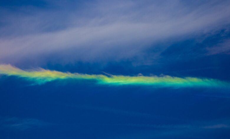 Arco circunhorizontal o arcoíris de fuego: una franja de colores sobre nubes altas en el cielo azul