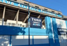 Fachada celeste y blanca del estadio Monumental José Fierro de Atlético Tucumán