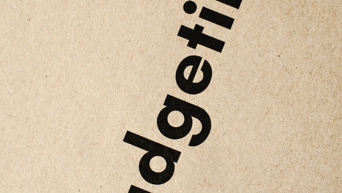 Cartel con la palabra budgeting, presupuesto, sobre una superficie de papel