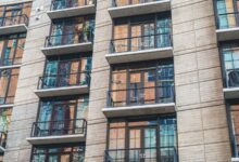 Fachada de un edificio de departamentos con balcones