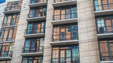 Fachada de un edificio de departamentos con balcones