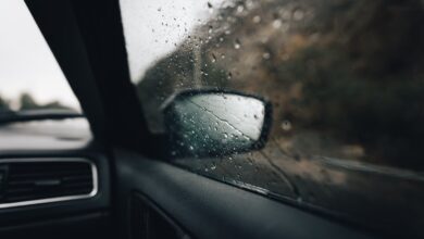 Gotas de lluvia sobre la ventanilla y el espejo lateral de un auto durante una tormenta