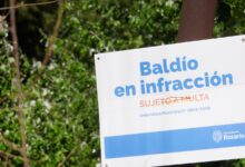 Cartel municipal de "Baldío en infracción" colocado en un terreno de Fisherton, Rosario