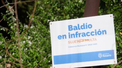 Cartel municipal de "Baldío en infracción" colocado en un terreno de Fisherton, Rosario