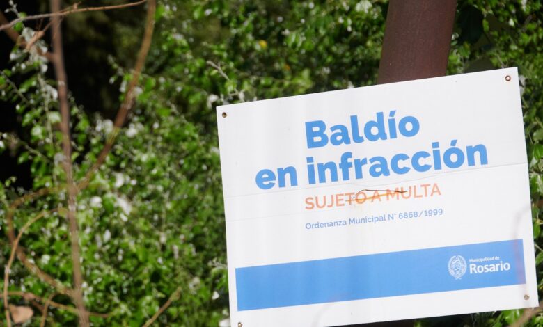 Cartel municipal de "Baldío en infracción" colocado en un terreno de Fisherton, Rosario