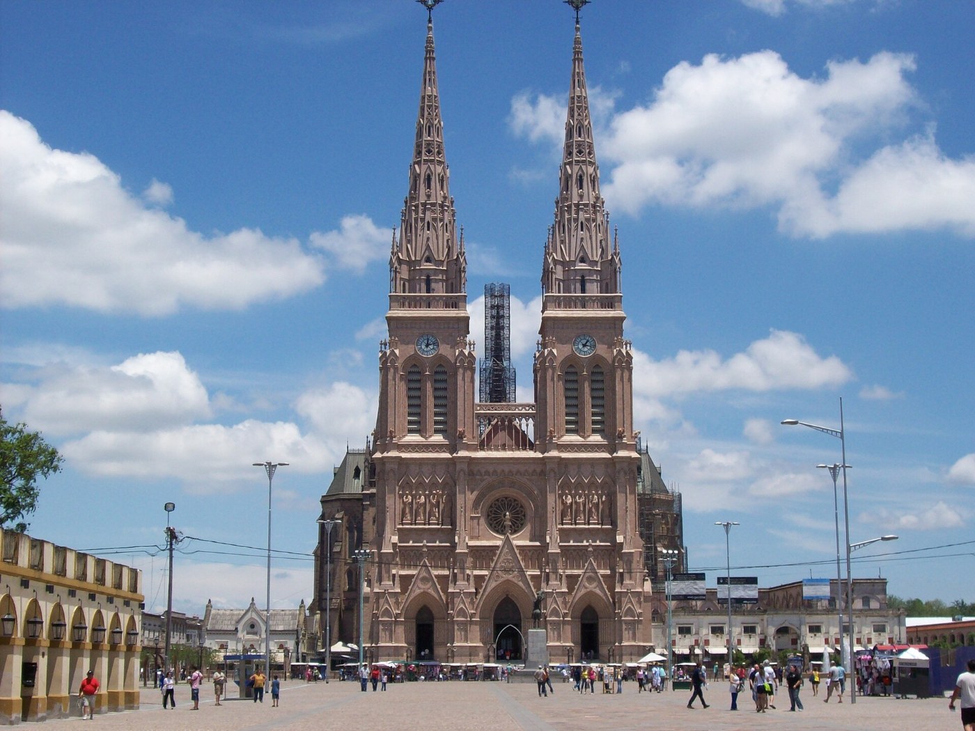Frente de la Basílica de Luján, donde el Papa celebrará su última misa