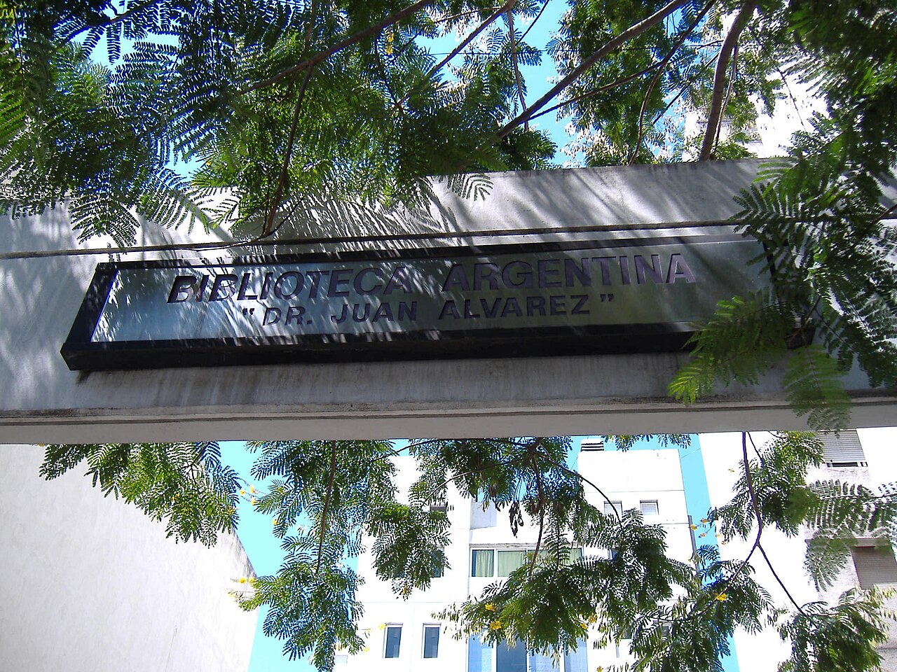 Fachada de la Biblioteca Argentina Dr. Juan Álvarez, en Rosario